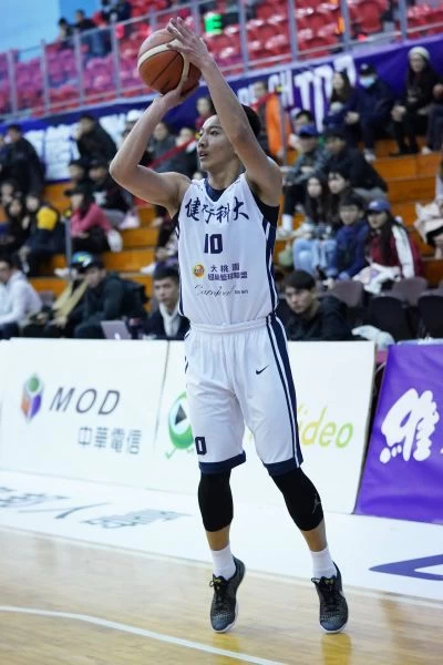 健行簡祐哲跳投。