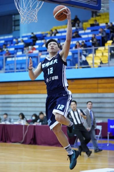 台藝大張家禾飛身上籃。