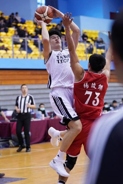 台科大謝宗憲禁區強攻。