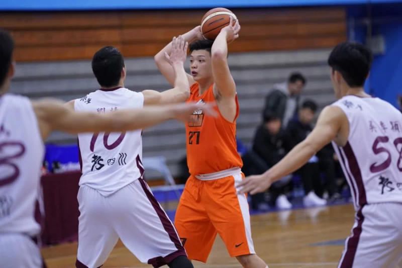 國體大李家慷持球進攻。