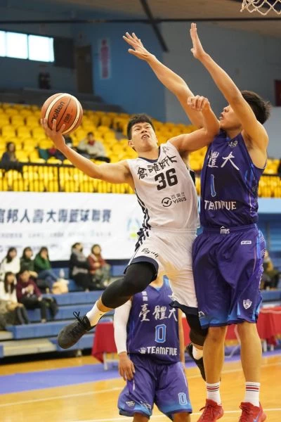 高雄師大李家耀側身挑籃.。