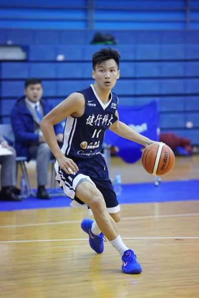 健行科大謝亞軒運球推進。