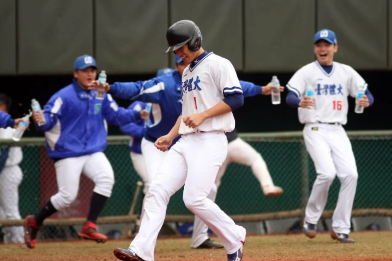 台體大跑者王正棠跑回致勝分。