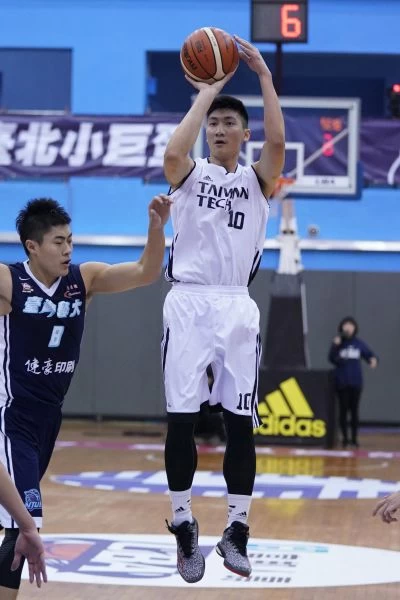 耿少宏壓哨三分帶跨節11：0，台科大克台藝。
