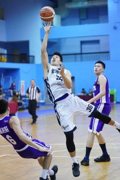 高雄師大李家耀切入挑籃。