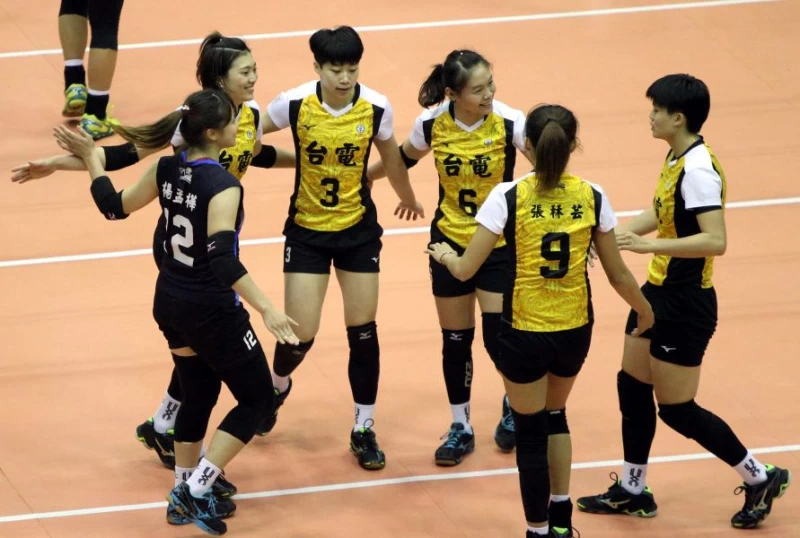 台電女排開心迎接九連勝。林嘉欣／攝影。