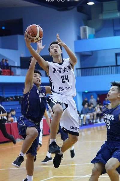 義守大學蘇文儒上籃。