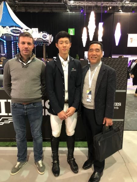 (左起)比利時籍教練Vincent、謝秉洋、中華馬協理事長許安成。圖/星予公關提供