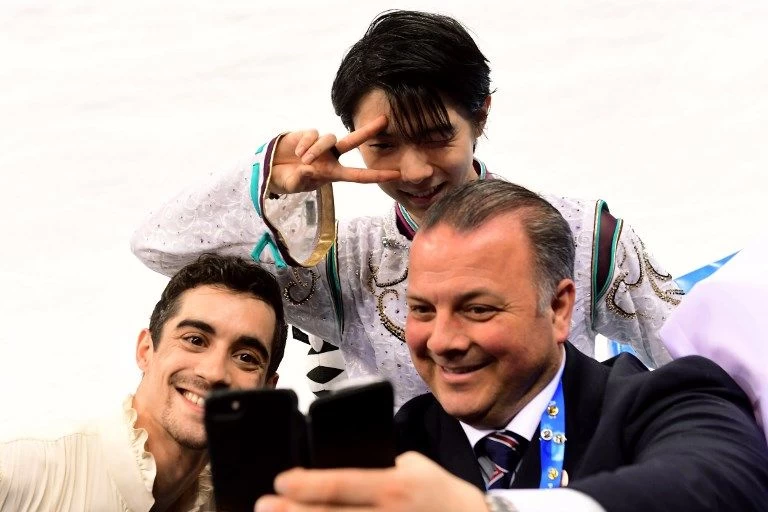 羽生結弦賽後和教練自拍。法新社