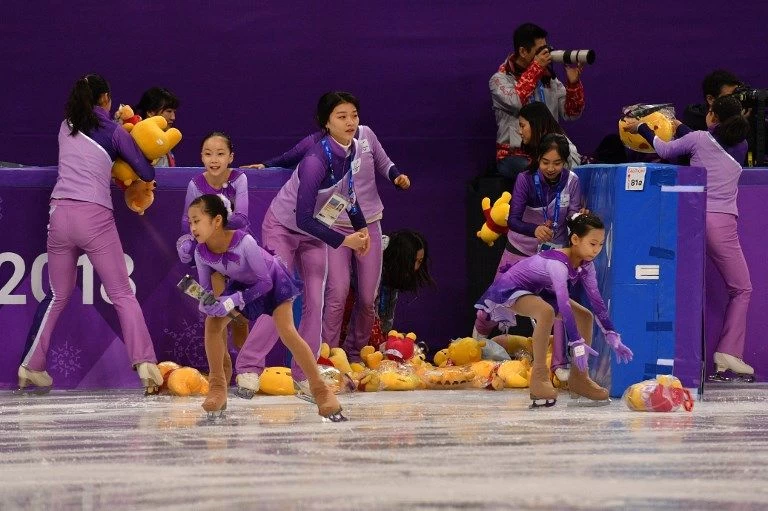 羽生結弦一比完賽，觀眾就會把他最愛的維尼熊玩偶丟進場內。法新社