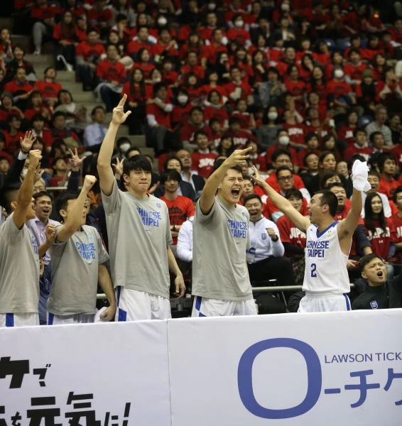 台灣勝日本,板凳席情緒沸騰。 NIKE台灣提供