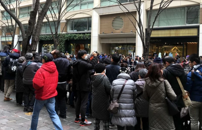 民眾熱情地為參加東京馬拉松賽的選手們加油。簡省豪／提供。