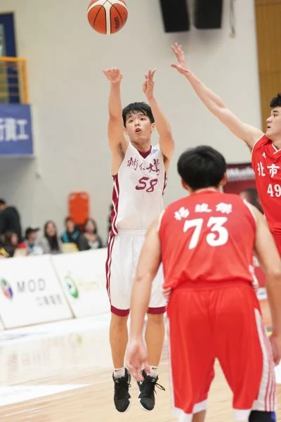 輔大吳季穎拿12分。