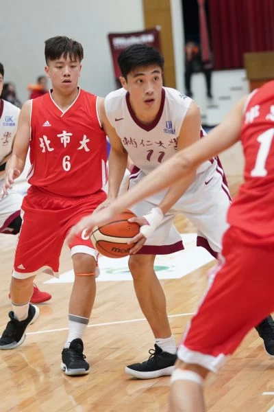 輔大潘佳舜伺機進攻。