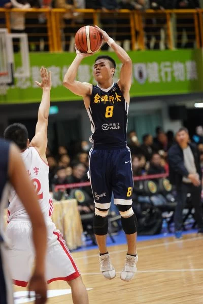 高師大陳佳澤跳投。