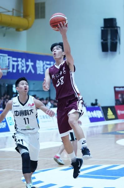 輔仁大學吳季穎左手挑籃。圖/UBA提供
