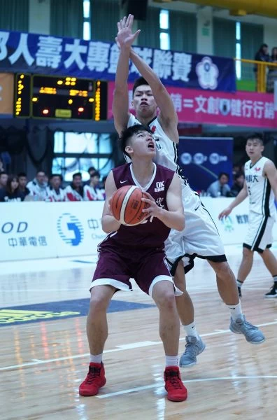 輔仁大學曾祥鈞禁區持球進攻。圖/UBA提供