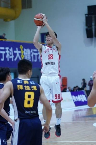 台師大黃建智彈無虛發命中率百分百飆17分。