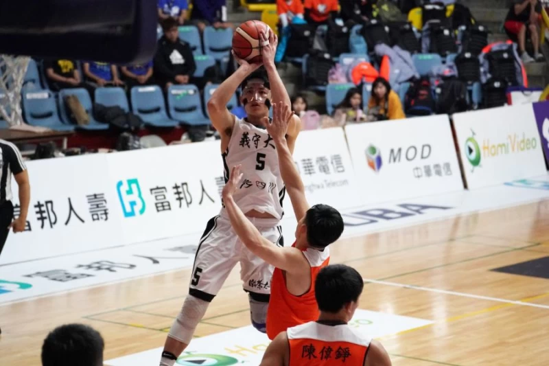義守陳昱翰跳投。