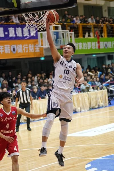 健行科大簡祐哲上籃。