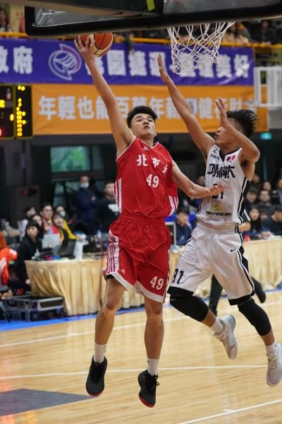 北市大學李其恩上籃。