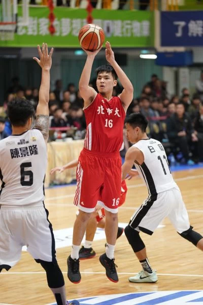 北市大學王鈺賢跳投。