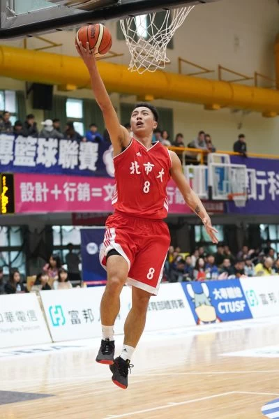 拿本季次高20分的北市大學孫鵬鎧上籃。