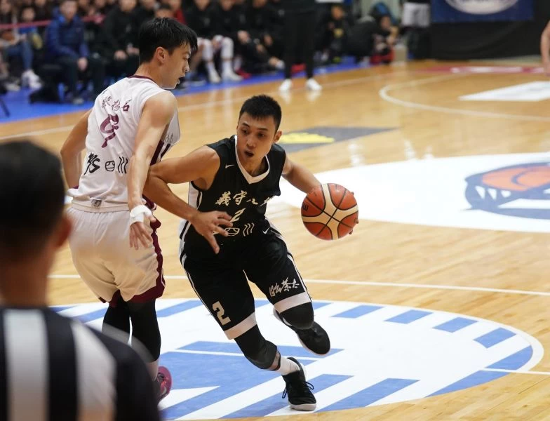 義守大學潘祥偉運球突破。