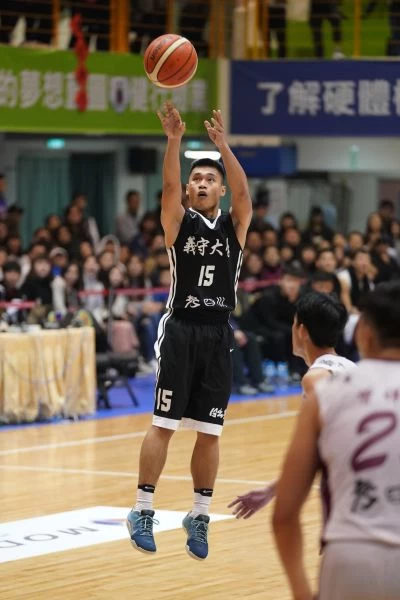 從26日延長賽拿本季最高122分力克台師大、到27日上役只得59分本季最低輸國體大，兩役都「不正常」，義守28日找回節奏、步上正軌，強項之一的三分球28投中7雖算一般，卻泰半是關鍵進球，大二後衛射手陳諾以頂著左腳肌瘼炎、練投銳減，今天板凳出發打15分鐘，三分球7投中2，其中1枚還是大號長程砲，貢獻14分也帶出3人上雙，77：72力克輔大，搶下106學年度UBA公開男一級八強複賽重要的第3勝，累計3勝1敗，暫時穩住陣腳。 