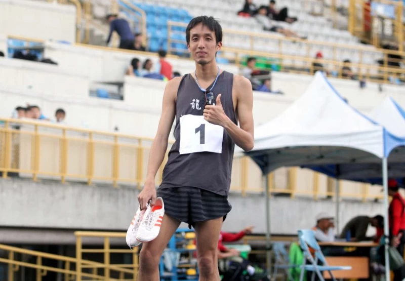 李奇儒以15:13.56一馬當先在五千公尺稱王。林嘉欣／攝影。