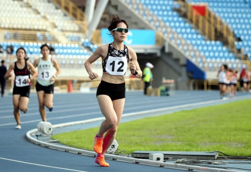 公開女子組五千公尺冠軍泰山慢跑林嫆菁(前)。林嘉欣／攝影。