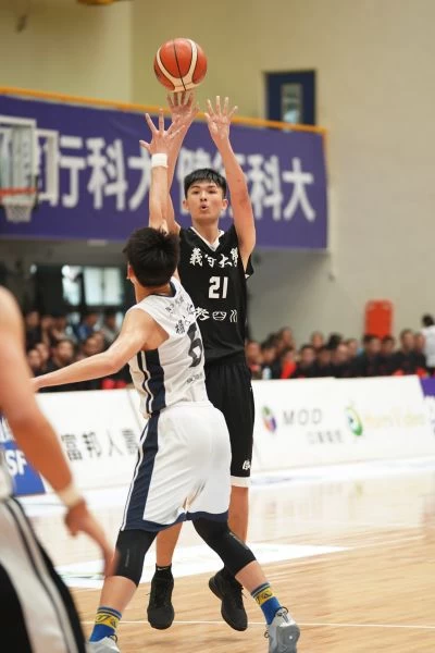 義守中鋒呂威霆6度「雙十」全隊第一。圖/UBA提供