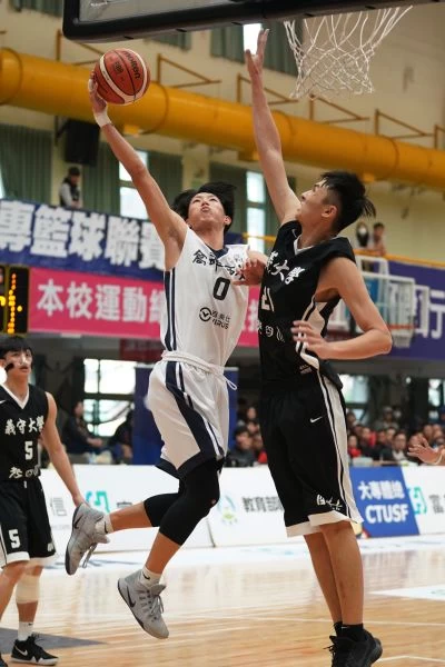 高雄師大王繁宇切入挑籃。圖/UBA提供