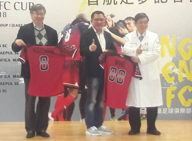 輔大校長江漢聲(左)、輔大院長王水深(右)都出席力挺輔大航源隊。