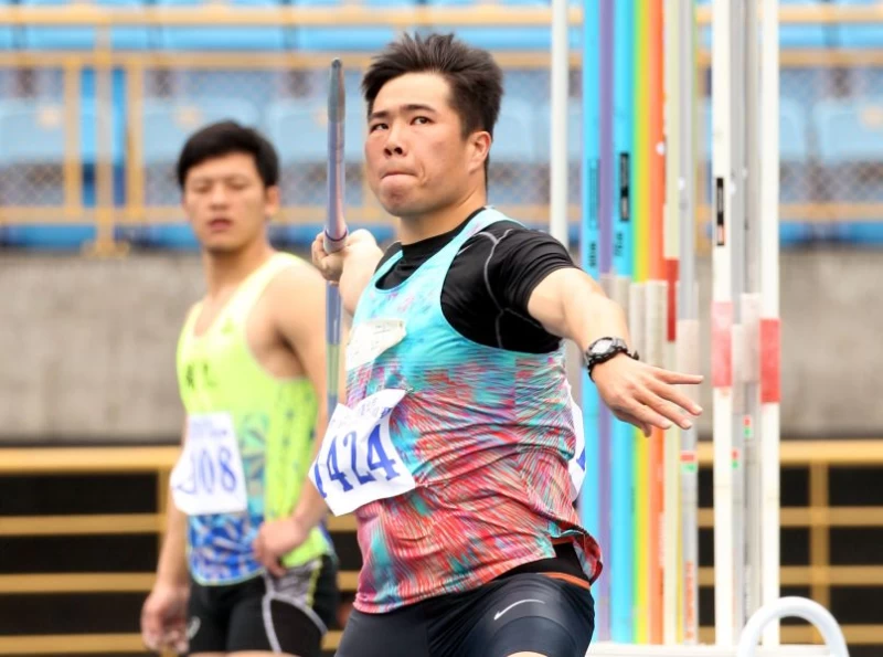 黃土峰(前)小試身手，輕鬆奪冠。林嘉欣／攝影。