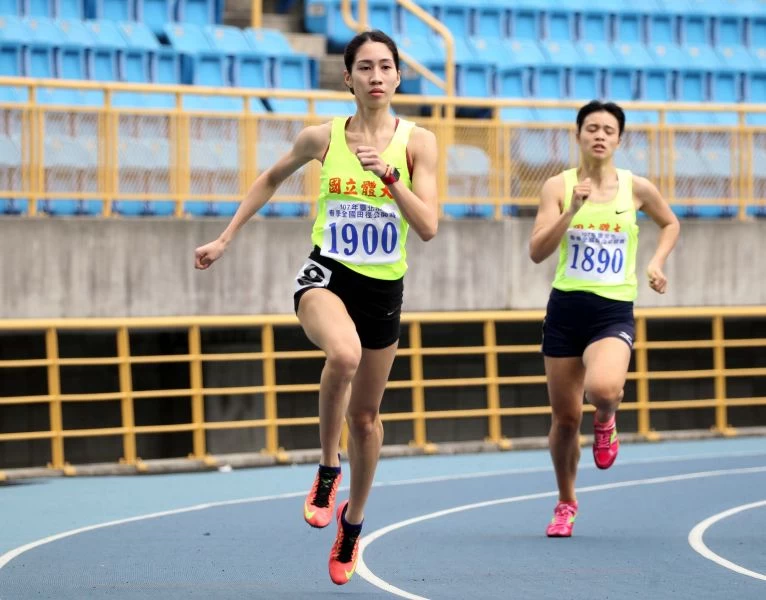 公開女400公尺冠軍國立體大羅佩琳(前)。林嘉欣／攝影。