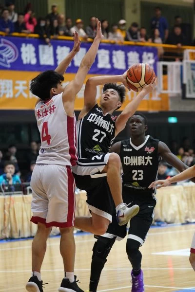中州科大楊育栓切入扭腰上籃。