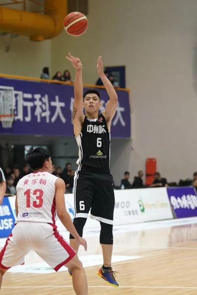 中州科大陳景隆跳投。