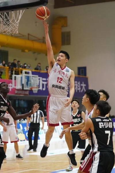 台灣師大周桂羽切入挑籃。