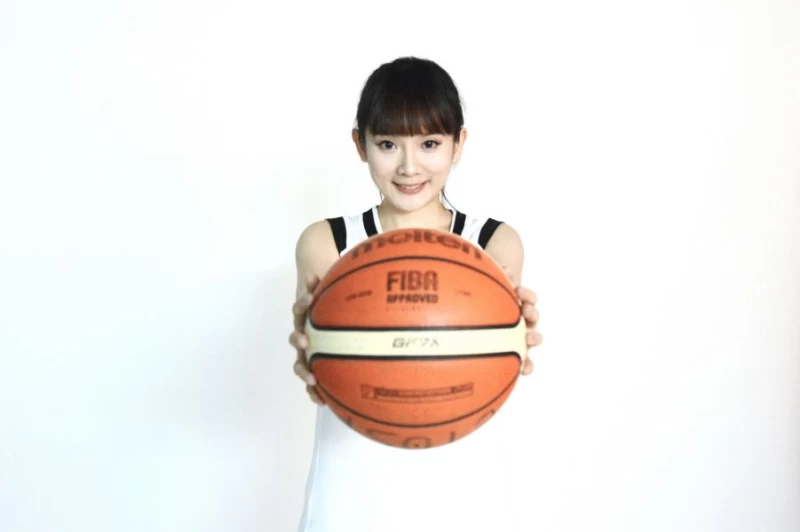 籃球女孩洗菜。