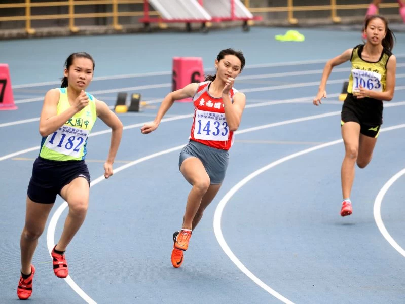 張秝榕(中)25.26在國女兩百公尺奪亞軍並破大會。林嘉欣／攝影。