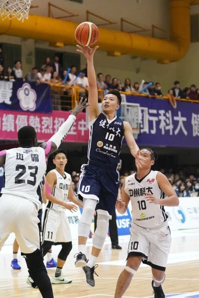 健行科大簡祐哲切入拋投.。