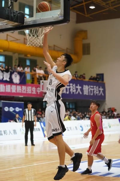 義守大學呂威霆籃下建功。