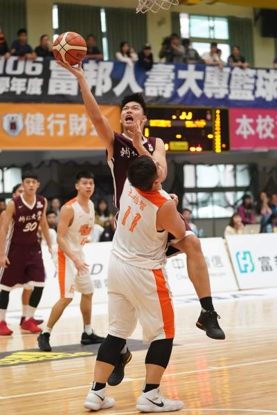 輔仁大學曾祥鈞籃下摃上國體大中鋒王柏智。圖/UBA提供