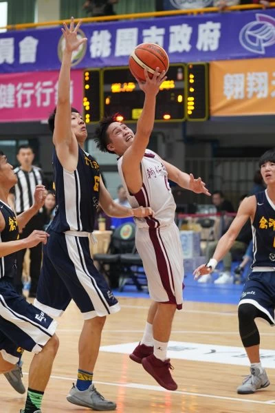 輔仁大學賴廷恩抱傷復出。
