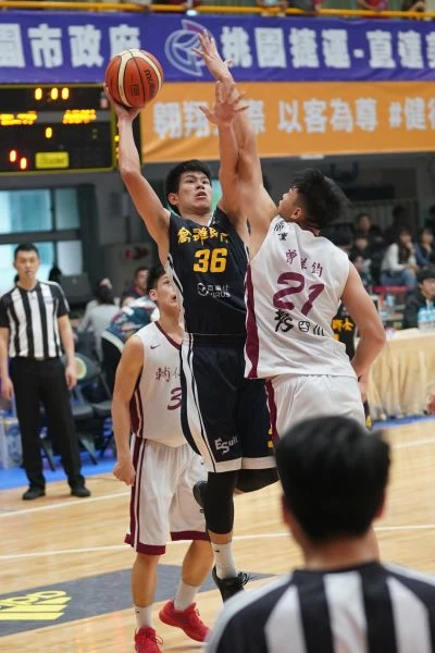 高雄師大李家耀強攻。