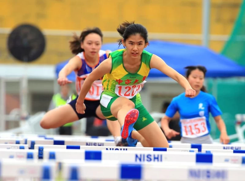 重度聽障的許樂(前)勇奪107年台中市中運國女一百公尺跨欄金牌。簡慶宏/提供。