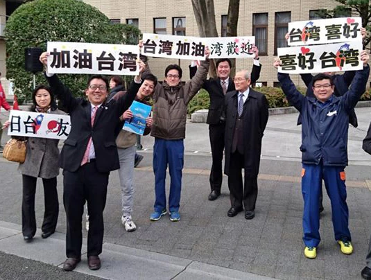 日本民眾替我國選手加油。台北市代表隊教練張嘉哲／提供。