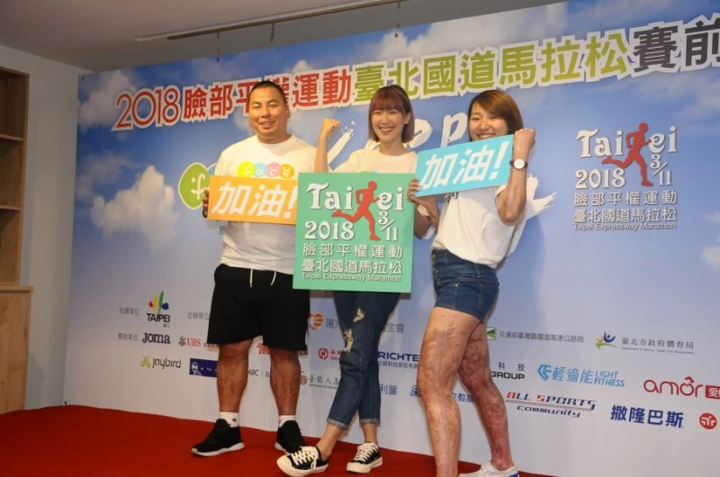 伊林娛樂藝人李懿(中)祝陽光傷友代表慧珠(右)與嘉舜路跑有好成績。圖/公關提供