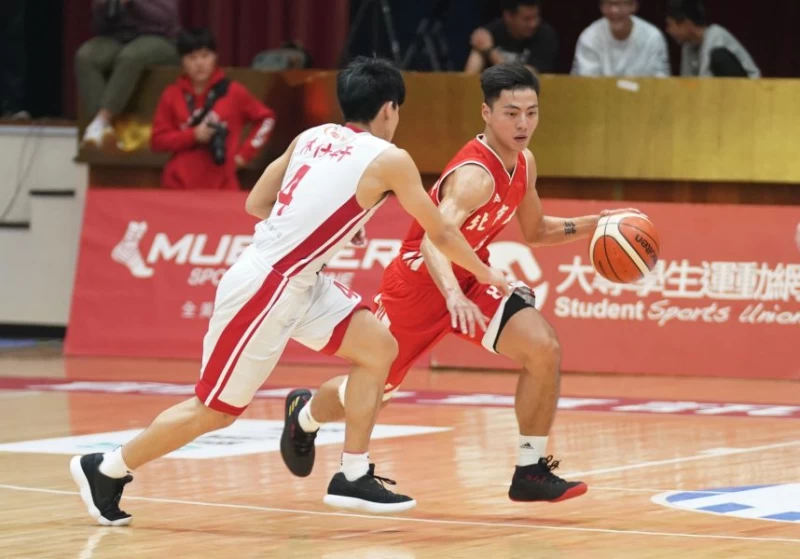 北市大學孫鵬鎧運球過人。